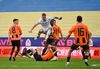 Duel încins în timpul „Clasicului” Ucrainei, Shakhtar - Dinamo KIev 1-0, jucat pe 11 mai la Liov Foto: Imago Images