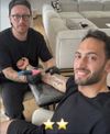 Hakan Calhanoglu în timpul realizării tatuajului