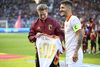 Kevin De Bruyne (stânga) a fost felicitat și de muntenegreni la meciul 100 pentru Belgia Foto: Imago