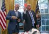 Donald Trump (alături de Gianni Infantino, președintele FIFA) e gata să arate cartonașul roșu Foto: Imago