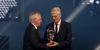 Carlo Ancelotti primind premiul de cel mai bun antrenor al anului de la legendarul Arsene Wenger/ Foto: Captură ecran Youtube/ FIFA