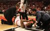 Derrick Rose primind înrijiri medicale după accidentarea din meciul cu Philadelphia 76ers/ Foto:Imago