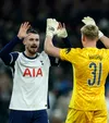 Drăgușin și portarul Kinsky după Tottenham - Liverpool 1-0, în semifinalele Cupei Ligii Foto: Imago