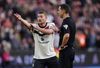 O decizie a arbitrului David Coote contestată de Matthijs de Ligt, stoperul lui Manchester United Foto: Imago