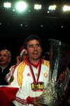 Gică Hagi, după cucerirea Cupei UEFA, în 2000. Primul trofeu european al lui Galatasaray Fotografii: Imago