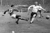 Marele Eusebio, surprins într-un duel pe Wembley cu englezul Bobby Moore Foto: Imago