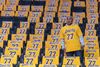 Fiecare fan al lui Lakers a găsit pe scaun un tricou cu numărul lui Luka Foto: Imago