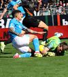 Radu, blocându-l la picioare pe Di Lorenzo, căpitanul lui Napoli Foto: Imago