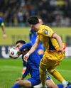 Al doilea henț invocat de Lucescu. Mingea l-a atins însă în corp pe fundașul bosniac, înainte de a-i sări în mână, și nu se impunea penalty. Foto: Raed Krishan