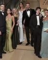 Romeo Beckham alături de iubita lui, Harper Beckham, Victoria Beckham, David Beckham, Cruz Beckham și iubita lui/ Foto: Instagram