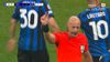 Momentul când arbitrul Szymon Marciniak le arată jucătorilor distanța dintre contact și careul lui Inter (foto: captură Prima Sport)