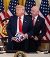 Trump, Infantino, mingea de fotbal și steagul american Foto: Imago