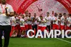 Jucătorii FCSB au primit trofeul și medaliile de campioni. FOTO: Raed Krishan / GOLAZO.ro