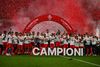 Jucătorii FCSB au primit trofeul și medaliile de campioni. FOTO: Raed Krishan / GOLAZO.ro