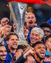 O imagine istorică pentru Atalanta: Gasperini, jucătorii săi și trofeul Europa League, după 3-0 în finală cu Leverkusen Foto: Imago