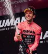 Tricoul roz e al lui Simon Yates. Și trofeul Turului Italiei 2025 Foto: Imago