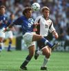 Mijlocașul austriac Wetl (dreapta), duel cu italianul Moriero la CM 1998 Foto: Imago