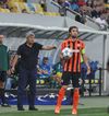 Meci la Shakhtar. Căpitanul Srma, fundașul dreapta, căutând un coleg pentru aruncarea de la margine în fața lui Lucescu Foto: Imago