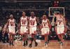 Dennis Rodman (ultimul din partea stângă) a jucat alături de Michael Jordan și Scottie Pippen la Chicago Bulls, la sfârșitul anilor 90/ Foto: IMAGO