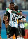 John Obi Mikel și Lionel Messi, după meciul Nigeria - Argentina 1-2, de la CM 2018, din Rusia (foto: Imago)
