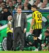 Gromyko Idreapta), pe teren, alături de Brendan Rodgers, managerul lui Celtic Foto: Imago
