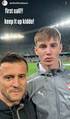Președintele lui Dinamo, Andrei Nicolescu, s-a pozat cu Mihnea Toader, 19 ani, înainte de meciul cu U Cluj, 1-0. Mijlocașul a fost pentru prima dată în lot 