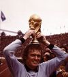 Germanul Sepp Maier și cel mai dorit trofeu al fotbalului, Cupa Mondială: 7 iulie 1974, 2-1 cu Olanda, pe „Olympiastadion” din Munchen Foto: Imago