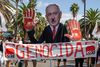 Protest anti-Netanyahu duminică, în Barcelona. Cu premierul israelian având mâinile acoperite de sânge Foto: Imago