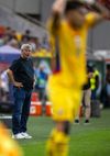 Mircea Lucescu, privindu-l pe Rațiu cum bate un aut Foto: Raed Krishan