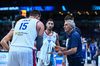 Antrenorul Pesic, discutând cu Jokic într-o pauză Foto: Imago