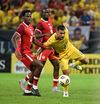 Marius Marin, sub presingul adversarilor David și Kone la 0-3 cu Canada Foto: Sport Pictures 