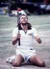Borg, în genunchi, fericit, după finala câștigată în fața lui McEnroe, la Wimbledon 1980 Foto: Imago