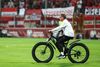 Selecționerul Austriei, la Zenica, cu bicicleta după 2-1 cu Bosnia Foto: Imago