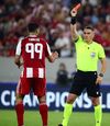 Istvan Kovacs, la Olympiacos - Pafos. A anulat cartonașul roșu pentru Taremi cu ajutorul VAR. Îl eliminase deja pe Bruno (Pafos) Foto: Imago
