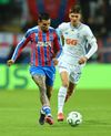 Blănuță, duel cu Munoz la Dinamo Kiev - Crystal Palace 0-2, în  Conference League Foto: Imago