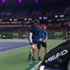 Jannik Sinner, ajutat să iasă de pe teren în Shanghai. Foto: captură „X”, @TheTennisLetter