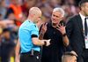 Anthony Taylor și Jose Mourinho, în finala Europa League din anul 2023/ Foto: IMAGO