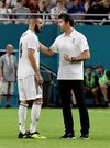 Lopetegui, discutând pe teren cu Karim Benzema, la Real Foto: Imago