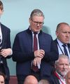 Keir Starmer, prim-ministrul Marii Britanii, cu ochii pe ceas la un meci de fotbal Foto: Imago