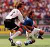 Austriacul Schottel l-a trântit în iarbă pe Del Piero la 1-1 cu Italia Foto: Imago