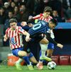 Lautaro Martinez, căpitanul nerazzurro prins în presingul agresiv al jucătorilor lui Simeone Foto: Imago