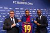 Boateng, în ianuarie 2019, încadrat de directorul sportiv Eric Abidal (dreapta) și de vicepreședintele Jordi Mestre Foto: Imago