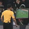 Arbitru care revede acțiunea pe monitorul de la marginea terenului Foto: Imago