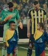 Modul cum Ederson a comunicat cu o fetiță surdă înaintea meciului dintre Fenerbahce - Galatasaray. Foto: Captură X/Fenerbahce SK