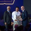 Zaw Zaw (centru), premiat în 2024 de președintele FIFA, Gianni Infantino, și de liderul confederației asiatice, Salman bin Ebrahim Al Khalifa Foto: Imago