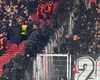 Germanii au adus imediat un cordon de polițiști în peluza stadionului din Stuttgart pentru a nu-i lăsa pe fanii lui Feyenoord să sară gardul spre suporterii nemți Foto: Imago