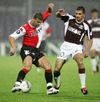 Artavazd Karamian (dreapta), peste Boussaboun și Feyenoord cu Rapid, în 2005. Foto: Imago