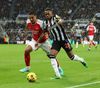 Willock (dreapta), aproape de tușă la Newcastle - Arsenal 1-0, pe 4 noiembrie 2023 Foto: Imago