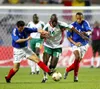 Bouba Diop, trecând printre Lizarazu (stânga) și Henry, la Senegal - Franța 1-0. Foto: Imago