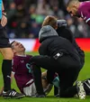 Doctorii pe teren, în timpul meciului Burnley - Everton, în Premier League Foto: Imago